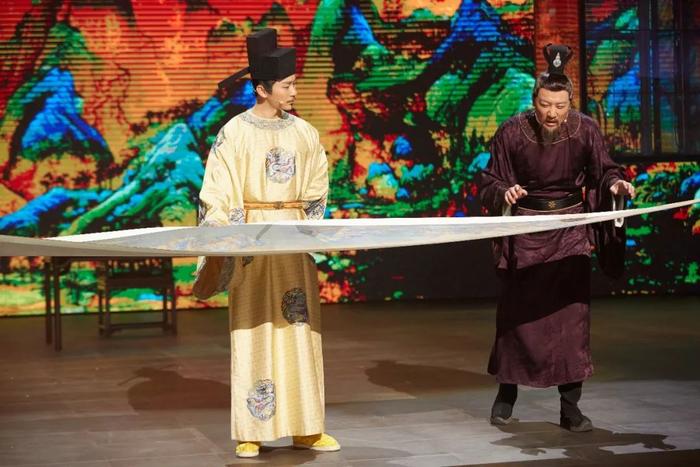 李晨在《国家宝藏》中生动演绎宋徽宗品鉴《千里江山图》