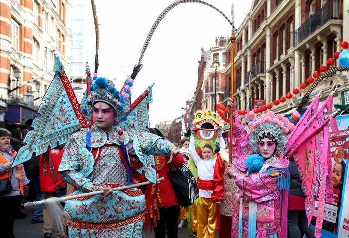 2015年2月22日,身穿京剧服装的演员参加在英国伦敦举行的新春花车巡游,庆祝中国农历羊年春节。新华社记者韩岩 摄