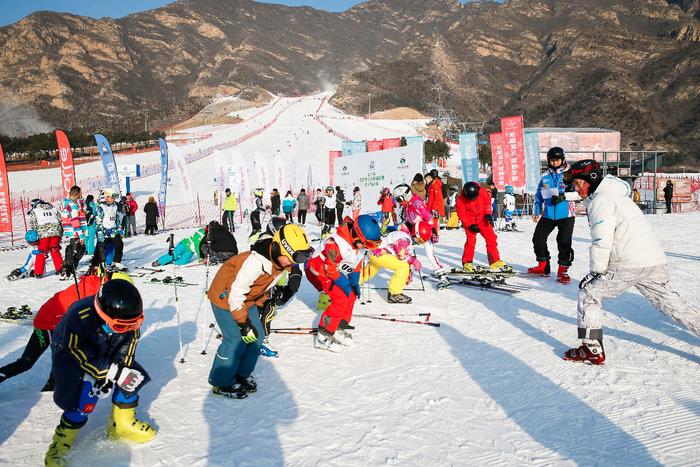 2017年北京市青少年锦标赛滑雪比赛落幕石京龙滑谈球吧体育雪场（内附精彩图集）(图2)