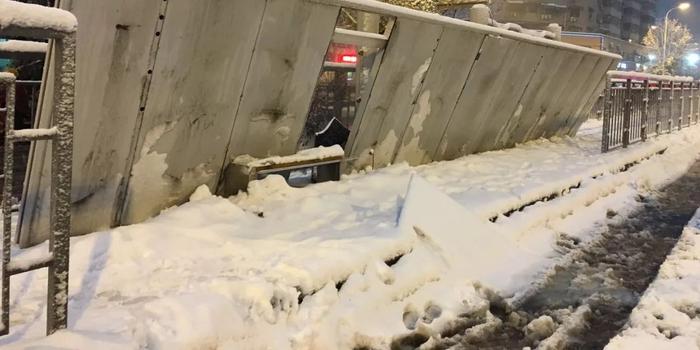 豆腐渣工程?合肥多个公交站亭被雪压垮,1人死