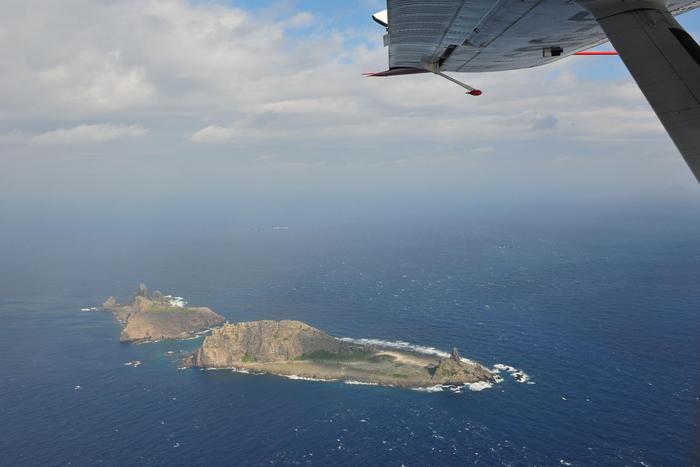从中国海监B-3837飞机上拍摄的钓鱼岛及其附属岛屿画面