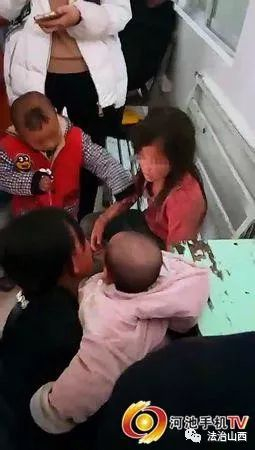 残忍！网传一男子将小女孩绑摩托车后拖行视频　目前警方已将男子控制