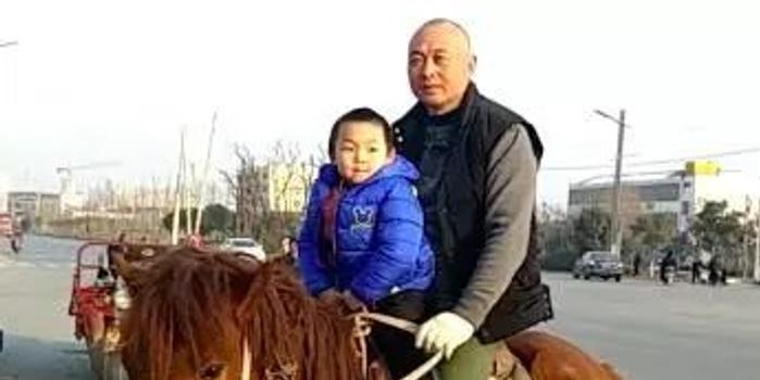 陕西老爸骑马接儿子 网友:咱天津关于骑马上路