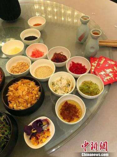 “捞鱼生”需要准备的食材。 王子涛 摄