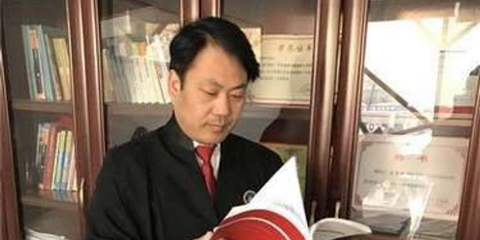 初中学历男子自学7年成律师:为学习去法院当保