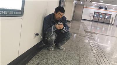 1月3日,葛远征在地铁口蹭WiFi和家人视频。图片来自梨视频