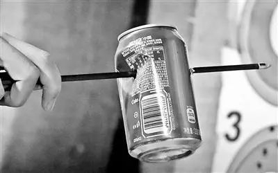 被口袋弹弓射穿的易拉罐