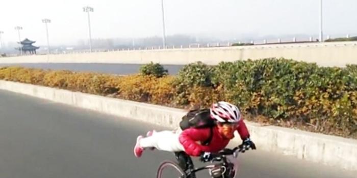 女骑手趴单车上过广陵大桥 这车技服了 但交警有话说
