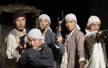 敌后武工队员手持驳壳枪