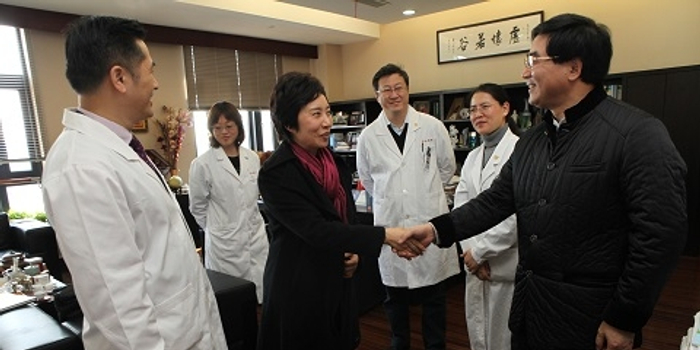 校领导慰问附属医院临床一线医务人员