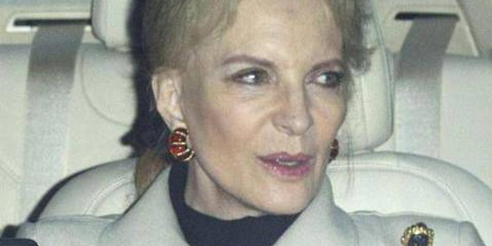 英国哈里王子未婚妻首次参加王室家宴 被胸针