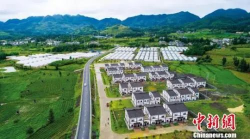 资料图:毕节市大方县六龙镇农村公路,带动新农村及产业园发展。 张祥兵 摄