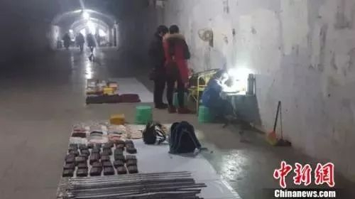 小峰隧洞内做作业陪伴妈妈 刘刚 摄