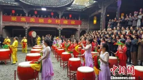 资料图:美丽乡村和农村精神文明建设现场会在浙江省江山市举行。图为村民载歌载舞。潘沁文 摄