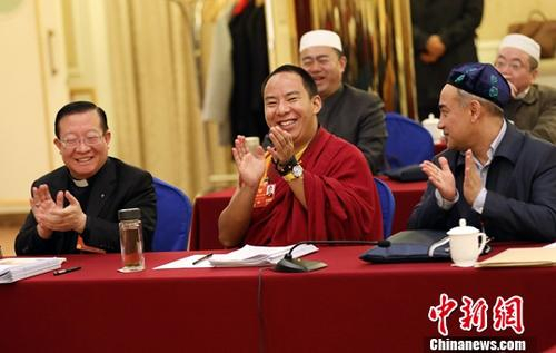 3月10日,全国政协十三届一次会议宗教界小组会议在北京举行。马英林委员(左)、班禅额尔德尼·确吉杰布委员(中)、阿地里江·阿吉克力木委员出席。<a href='http://www.chinanews.com/'>中新社</a>记者 毛建军 摄