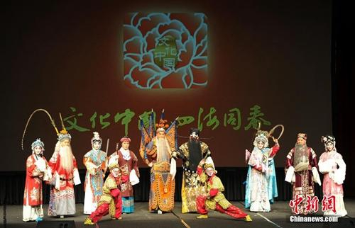 资料图:此前,著名京剧表演艺术家谭孝曾、王蓉蓉领衔的北京京剧院30余名国家一级演员,为洛杉矶当地华侨华人呈上了一道原汁原味的京剧饕餮盛宴。<a href='http://www.chinanews.com/'>中新社</a>发 毛建军 摄