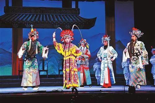 实拍！300亿修复的太原600年古县城，举办灯展火爆了！玩雪、美食、演出……