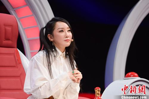 萨顶顶陶醉在改编版歌曲中。