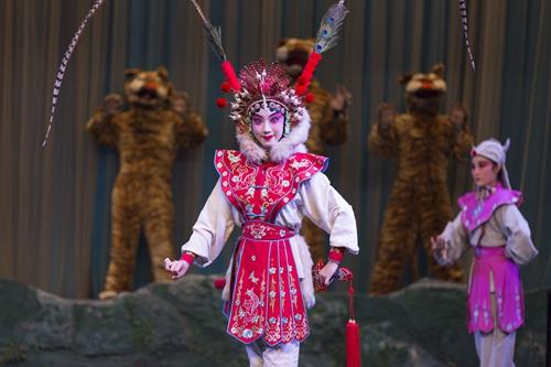 2017年9月22日,中国戏曲学院附中剧场实习彩排,许佳丽(前一)在《青石山传奇》演“九尾玄狐”。徐佳供图