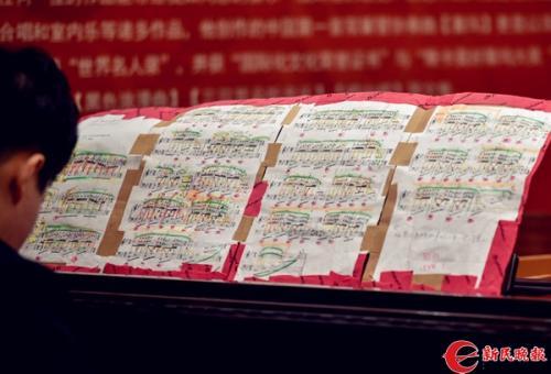 五颜六色的琴谱是母子二人的特别“语言”