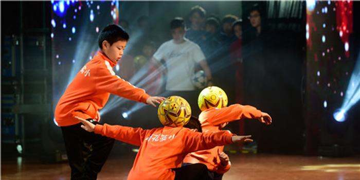 南京中小学、幼儿园掀起足球热,花式踢球欢乐
