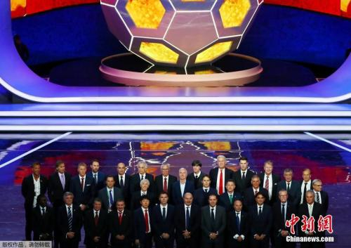 资料图:进入俄罗斯世界杯决赛圈的各国球队代表合影。