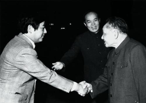 邓小平会见日本人士。翻译为周斌。