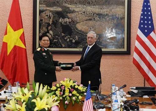 ▲吴春历向马蒂斯转交越战美国军人的遗物。