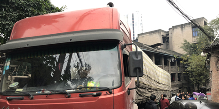 私家车乱停放卡住挂车转身 数十辆车被堵排长