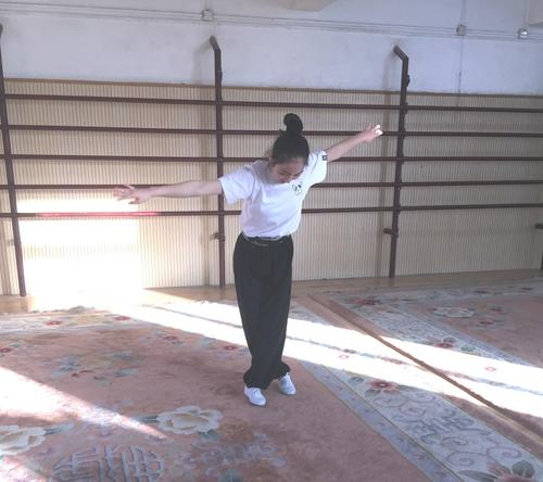 2017年11月,徐佳在中国戏曲学院附中排练厅练习站翻身动作。徐佳供图