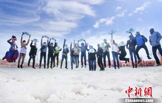 贵州六盘水邀游客“在南方的艳阳里滑雪翻飞”