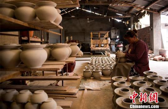 桂陶师傅正在工作中。 钟欣 摄