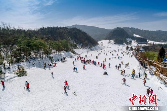 贵州六盘水邀游客“在南方的艳阳里滑雪翻飞”