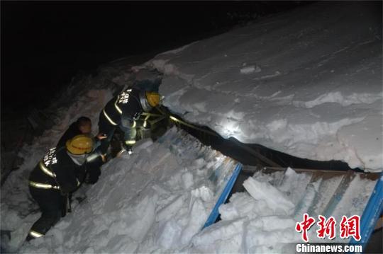 6日晚,积雪压塌湖北老河口一牛棚,消防赶赴现场救援 许金焰 摄