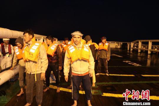 惠州海域一渔船发生碰撞 粤港接力10渔民获救