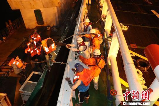 惠州海域一渔船发生碰撞 粤港接力10渔民获救