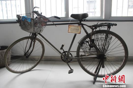 “二八式”自行车:上世纪六十年代流行的代步工具。 钟欣 摄