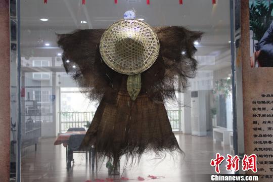 蓑衣:用一种不容易腐烂的草编织成的雨具。 钟欣 摄
