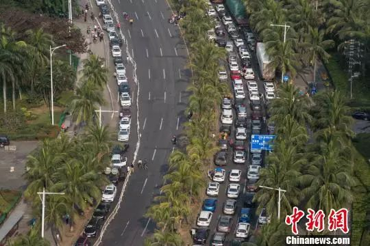 图为海口市滨海大道大量车辆滞留。 洪坚鹏 摄