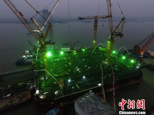 沪通长江大桥施工创中国建桥史混凝土单次连续浇筑纪录