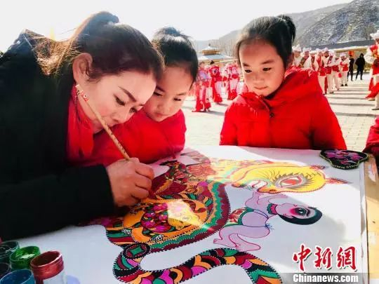 延安市安塞区的民间艺人正在创作农民画。 魏晞 摄