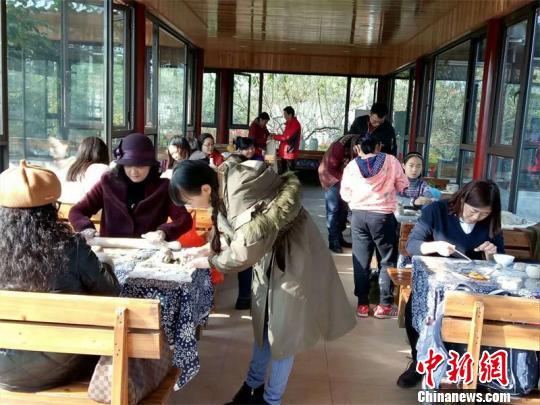 土陶爱好者正在学习制作工艺。 钟欣 摄