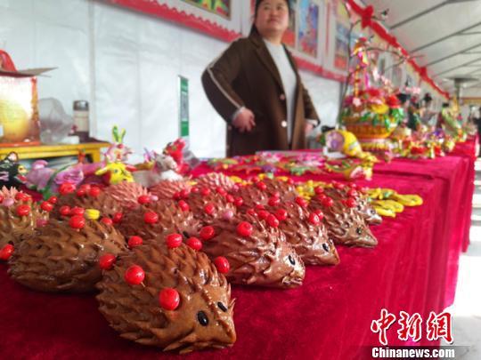当天的花馍面塑艺术节展出的花馍包括山西南部的闻喜花馍、襄汾花馍,还有山西中部的介休花馍、阳曲花馍,北部的忻州面塑,以及西部的岚县面塑,荟萃山西各地的花馍面塑艺术。 刘小红 摄