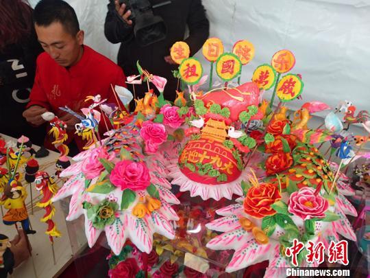 花馍是山西面食的一种,在各地逢年过节、喜丧节典中广为使用,代表了丰收、喜庆、长寿等各种美好寓意。 刘小红 摄