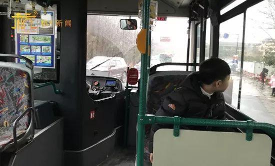 司梦阳看车窗外的风景
