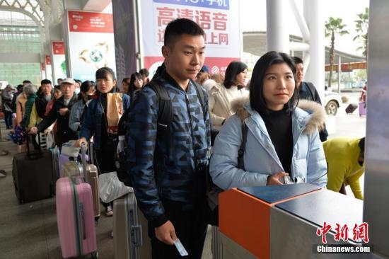 资料图:旅客“刷脸”进站。洪坚鹏 摄