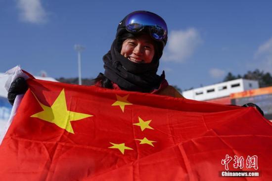 当地时间2月13日上午,平昌冬奥会单板滑雪女子U型池决赛结束全部争夺,中国选手刘佳宇以89.75分获得亚军,实现了冬奥该项目中国队奖牌零的突破。<a href='http://www.chinanews.com/'>中新社</a>记者 崔楠 摄