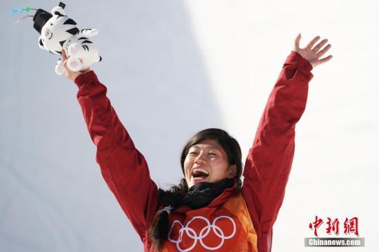 当地时间2月13日上午,平昌冬奥会单板滑雪女子U型池决赛结束全部争夺,中国选手刘佳宇以89.75分获得亚军。<a href='http://www.chinanews.com/'>中新社</a>记者 崔楠 摄