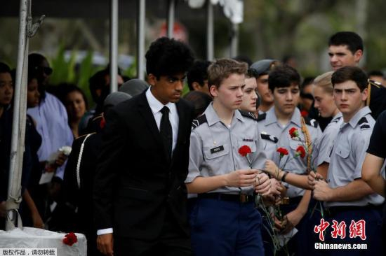 枪案发生时,正在教室门口的王孟杰本可以第一个冲出去逃命,但他选择用身子顶住门,让同学们逃生。警察发现他时,他已身中3弹,全是正面中枪,却依然不放手。