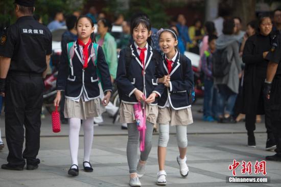 资料图:小学生返校上课。中新社记者 张云 摄
